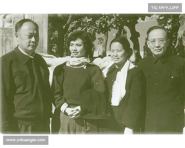 陈毅夫人张茜:超越时光的美丽,与周总理的经典合影展现她的柔美风采 陈毅夫人张茜:超越时光的美丽,与周总理的经典合影展现她的柔美风采